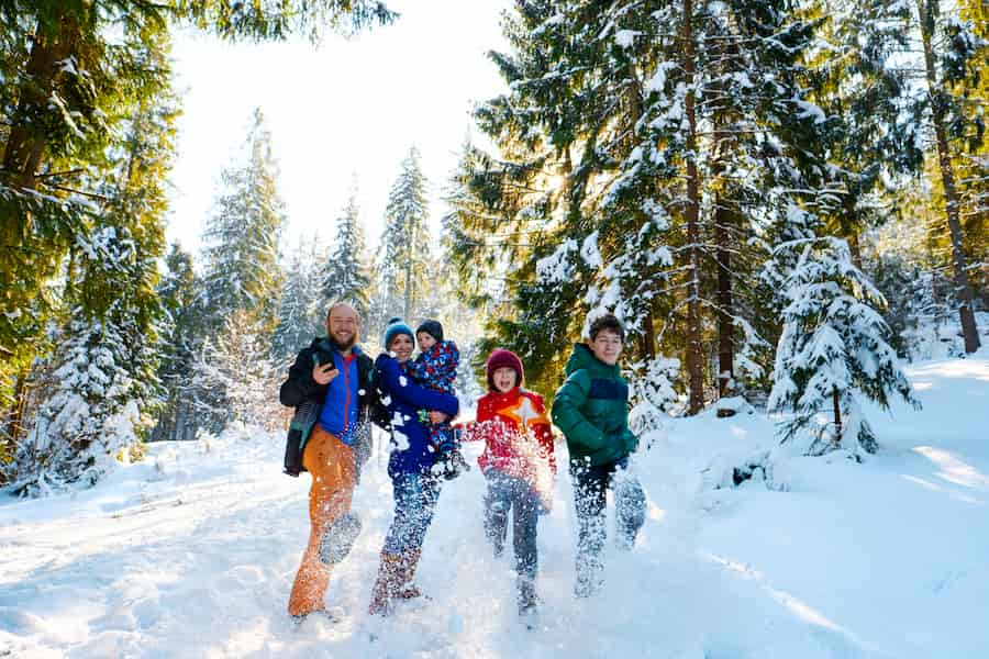 Famille à la montagne en hiver