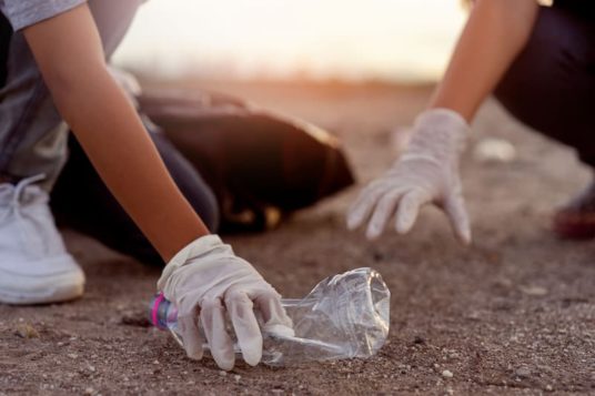 Enfants ramassant les déchets