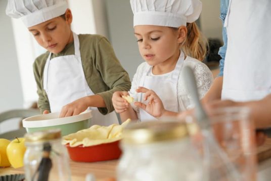 Enfant en train de cuisiner