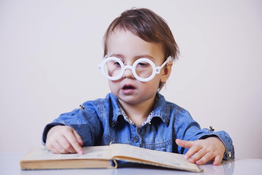 Enfant qui apprend à lire