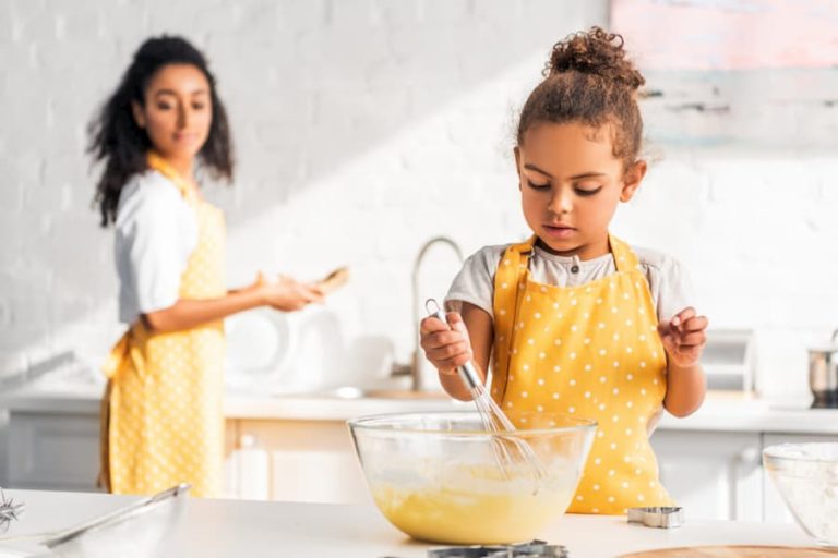 Enfant autonome dans la cuisine