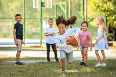 Enfants jouant au rugby