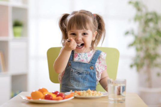 L'enfant goûte la nourriture