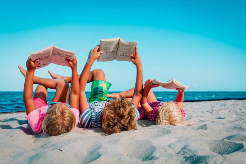 Enfants et livres à la plage