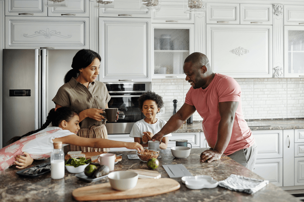 Famille dans la cuisine