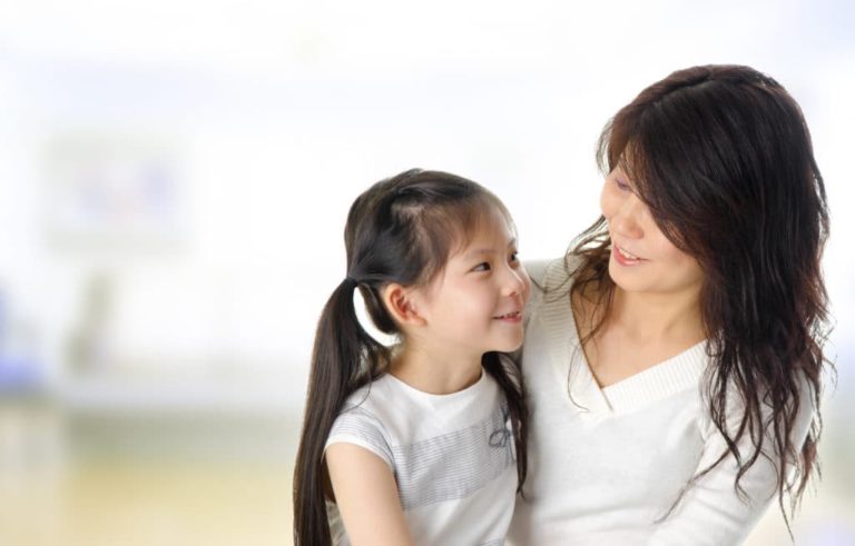 Maman à l'écoute de son enfant