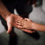 Les Massages Parent-Enfant : entre Complicité et Découverte