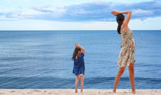 Massages parent enfant plage