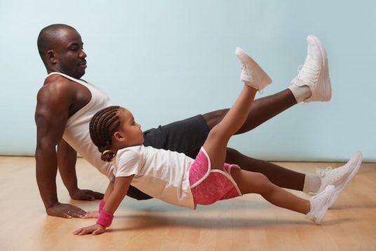 Enfant et parent faisant du sport