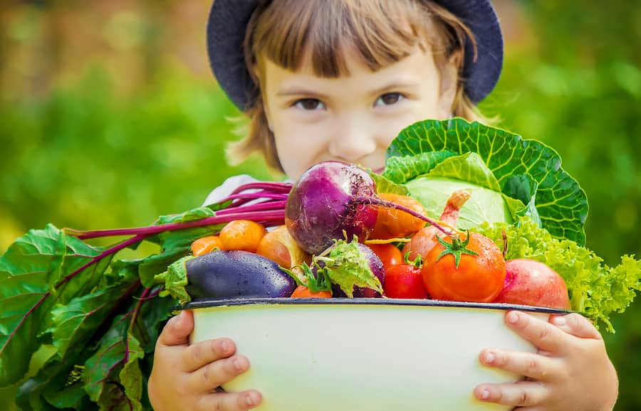 Enfant avec des légumes