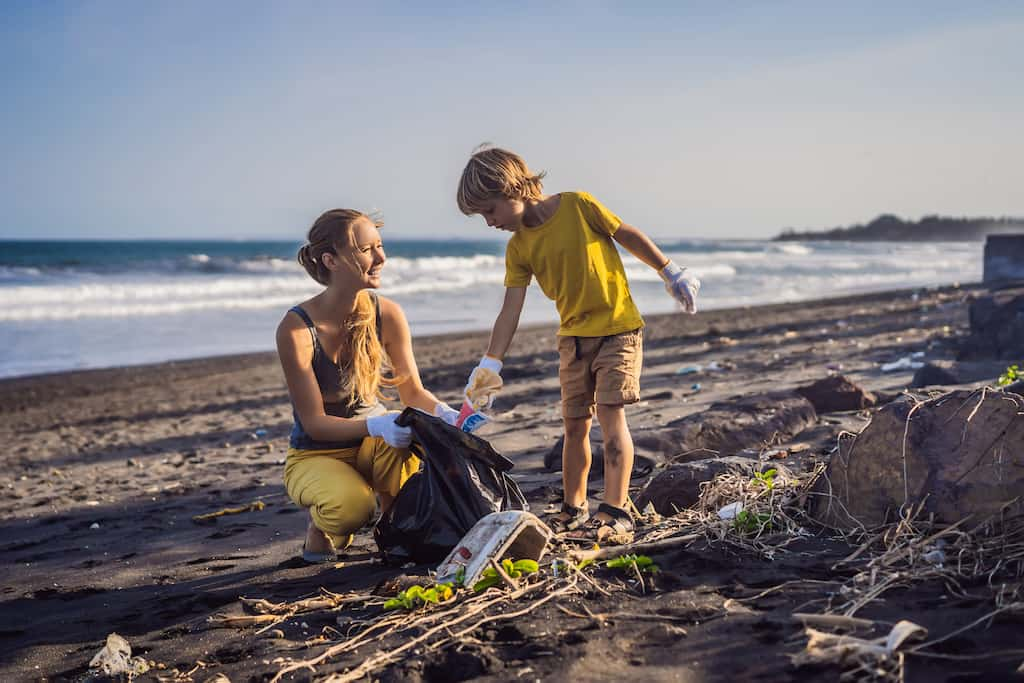 Ramasser les déchets avec ses enfants