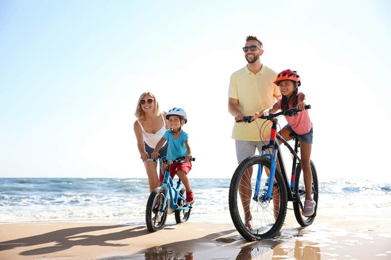 Vacances en famille à la plage vélos