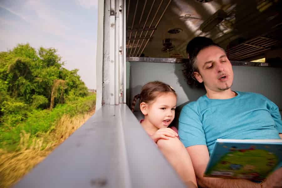 Lire des histoires aux enfants pendant le voyage en train