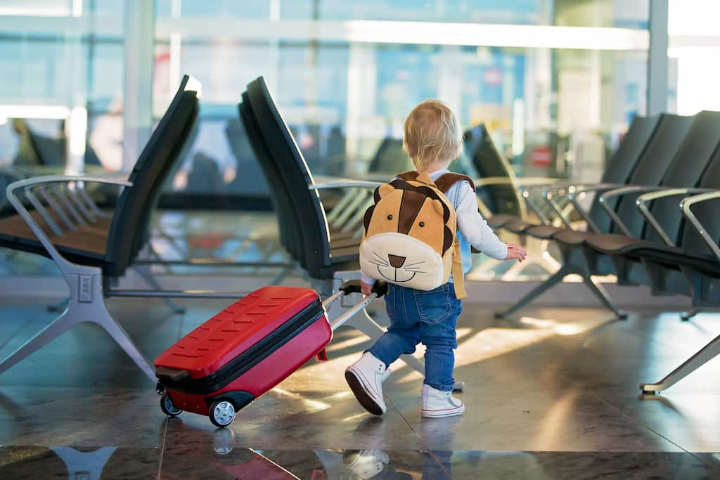 voyager en avion avec 3 enfants